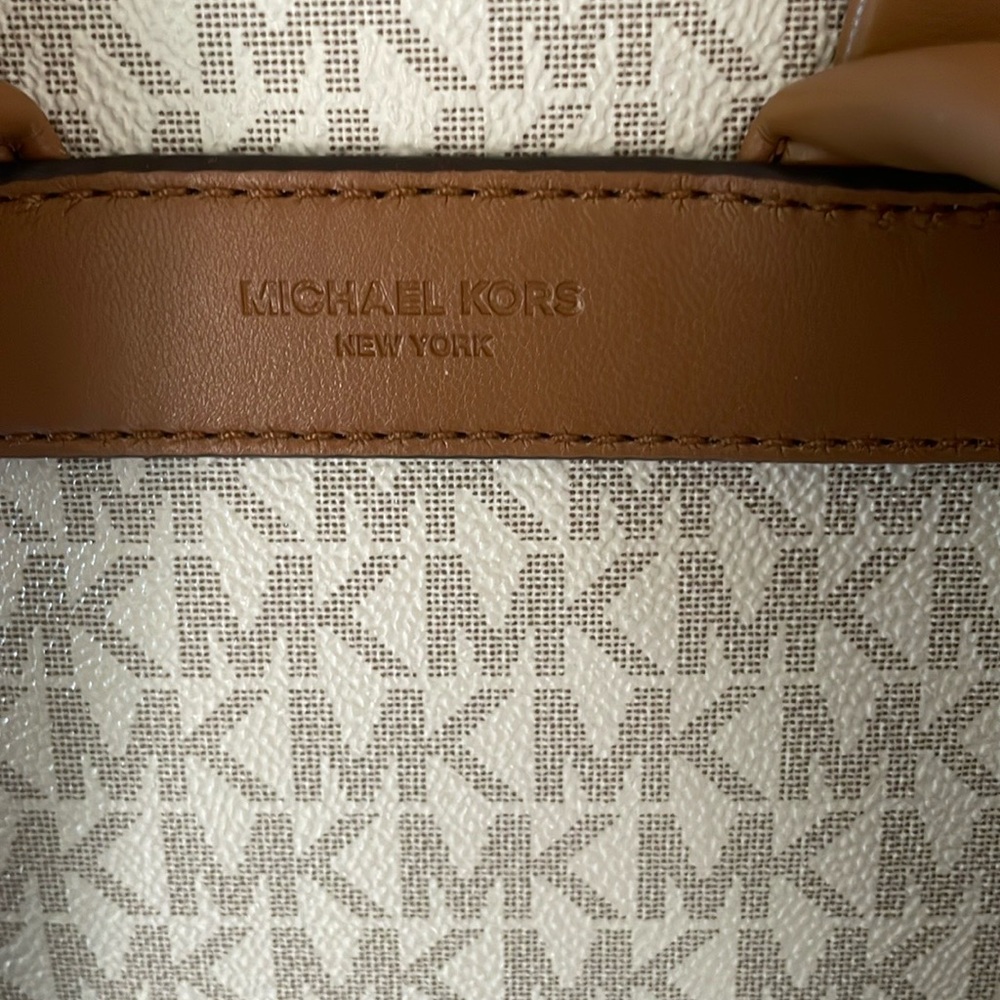 🌟HOST PICK🌟Stunning NWT Michael Kors Cream and Tan Backpack - Picture 3 of 10